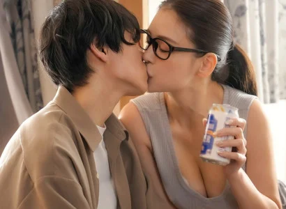 Chàng trai bị cắm sừng được chị hàng xóm an ủi và quan tâm