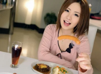 Chàng trai ăn bữa tối xong rồi phang em