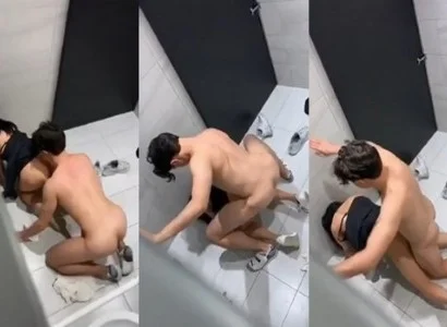 Họ bị quay lén khi đang quan hệ trong WC