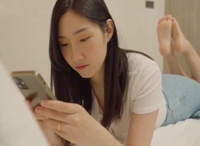 Người phụ nữ lén lút với anh nhân viên giao hàng